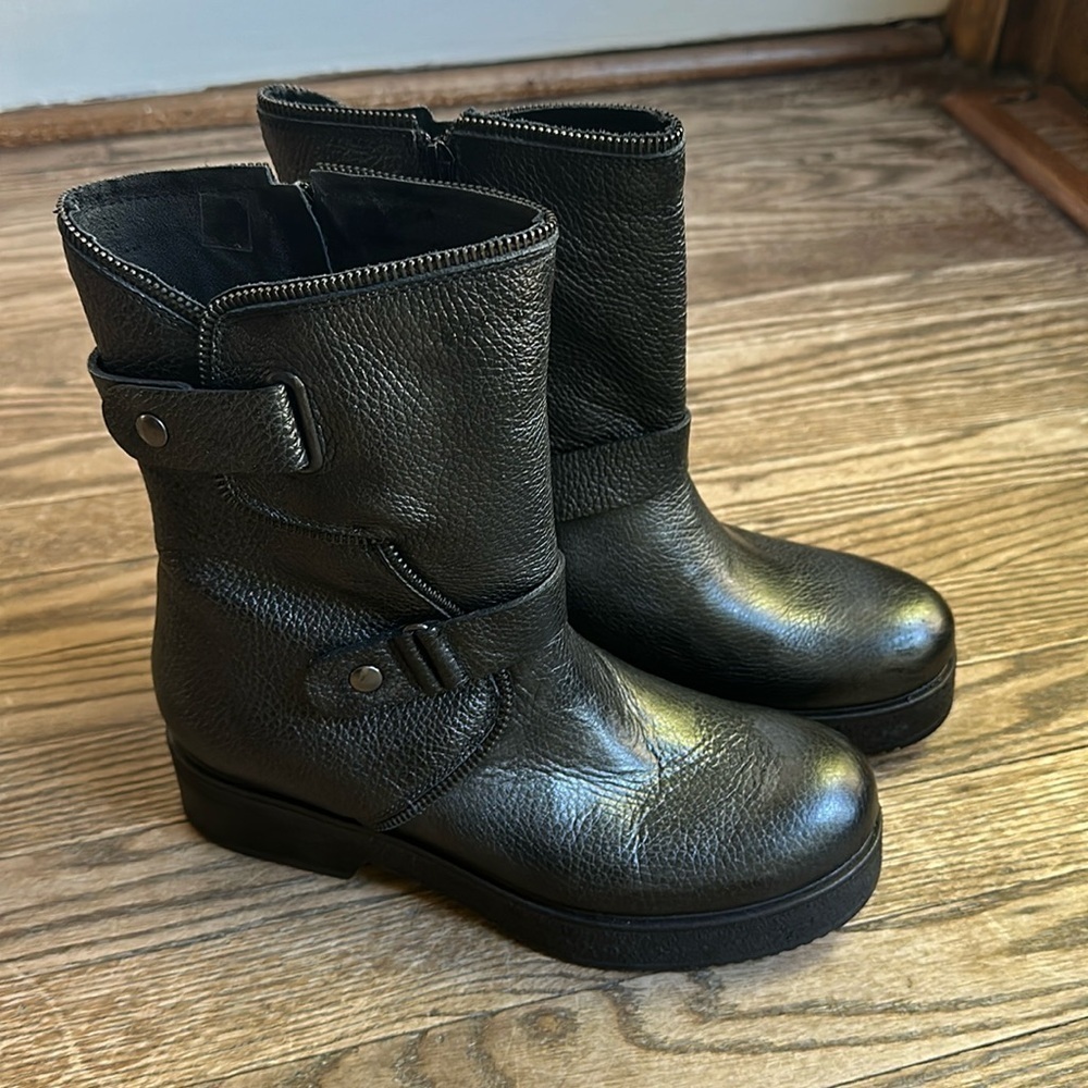 Tosca Blu Italian Leather Moto Ankle Boots Black Metallic Sheen Size 37 EUC